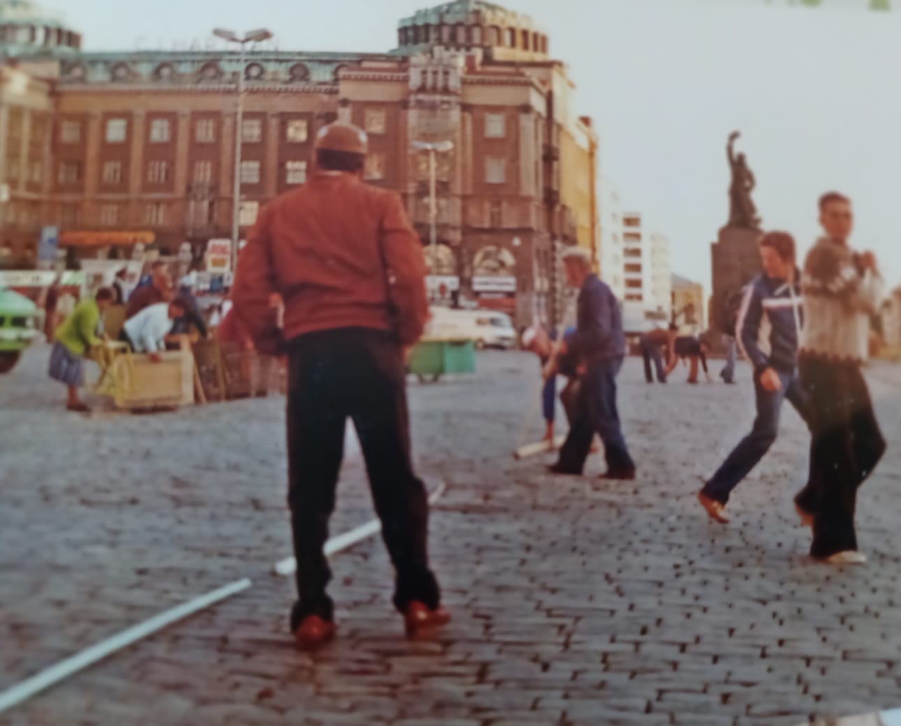 Oma myyntipaikka ratkaistiin joka aamu kepinheitolla. Myyntipaikka oli siinä, mihin kohtaan keppi osui.