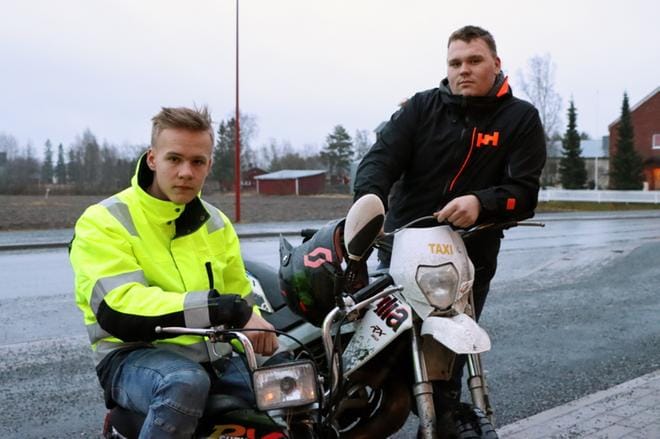 Juha Saikkonen (vas.) opiskelee talonrakentajaksi, Matias Tikkala lvi-asentajaksi. Molemmat aikovat jäädä pysyvästi Jurvaan asumaan.