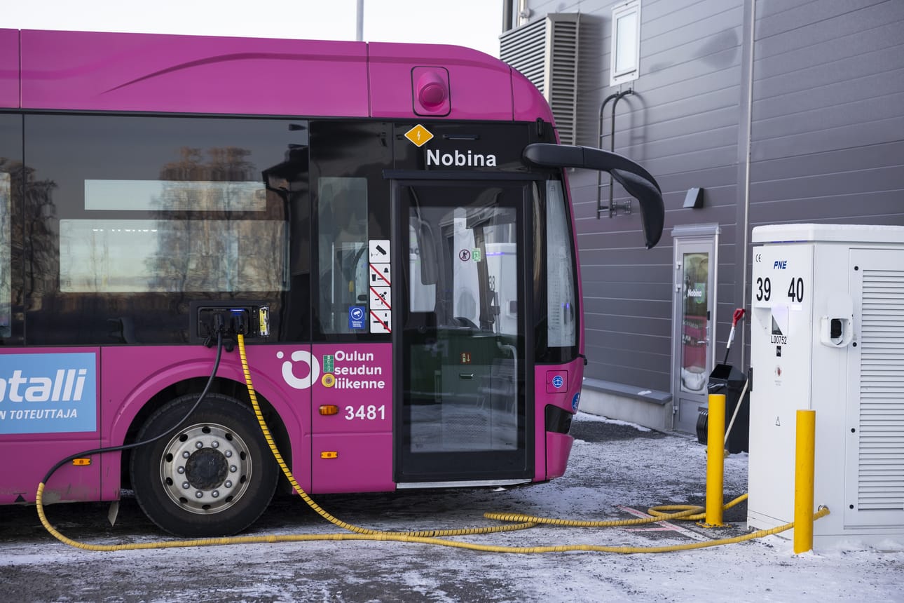 Oulun ilmanlaadun seurantaraportin mukaan Oulun typpidioksidipitoisuuden lasku on pääosin joukkoliikenteen sähköistymisen ansiota.