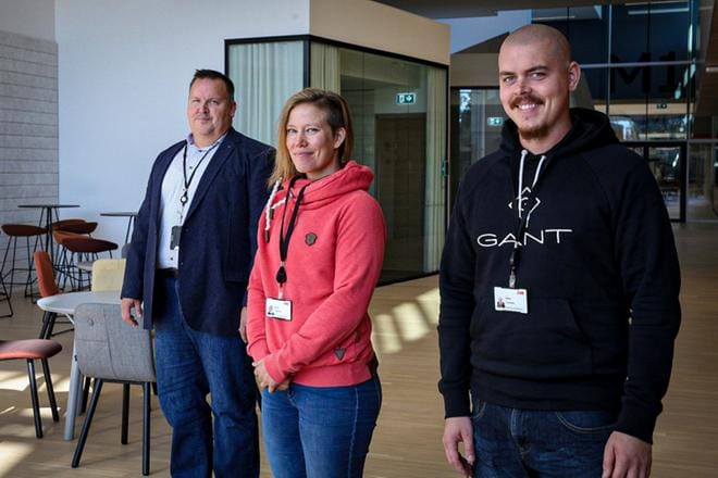 Toni Koskinen (vas.) kertoo, että oppisopimusrekryn kautta on saatu muuntajatuotantoon paljon osaavaa henkilökuntaa. Ninnu Harsunen ja Oliver Laumets aloittivat opinnot muuntajien kokoonpanijoiksi maanantaina. KUVA: PAULA KASKIMAA