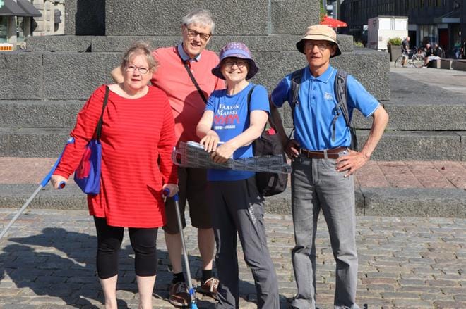 Vaasan kävelylubin Anita Koskela, Harry Swanljung, Helena Kyröläinen ja Matti Kyröläinen miettivät, miltä puolelta Vapaudenpatsasta marssijat lähtevät. Kuva: Miika Huhta