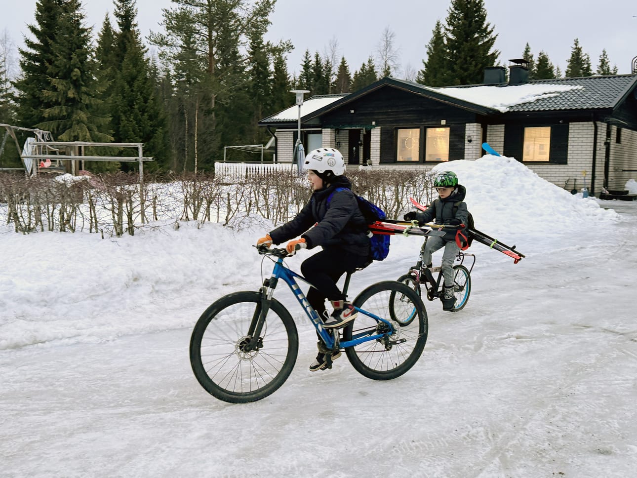 Alakoululaiset Panu ja Luka Kylmämaa lähtevät pyörillä kohti Kyläjoen koulua. Talvikuljetusten loputtua myös sukset kulkevat pyörien mukana. Koululiitu -järjestelmä tulkitsee matkan olevan 4,9 kilometriä, vaikka poikien isän kouluaikana sama matka mitattiin viideksi kilometriksi.