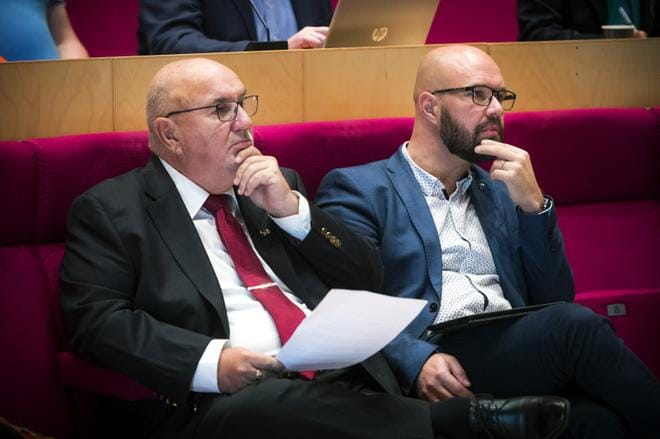 Neuvotteluja vetävät Lasse Gästgivars (r.) ja Kim Berg (sd.) joutuvat vielä monta kertaa tuumaamaan liitospulmia. KUVA: JARNO PELLINEN