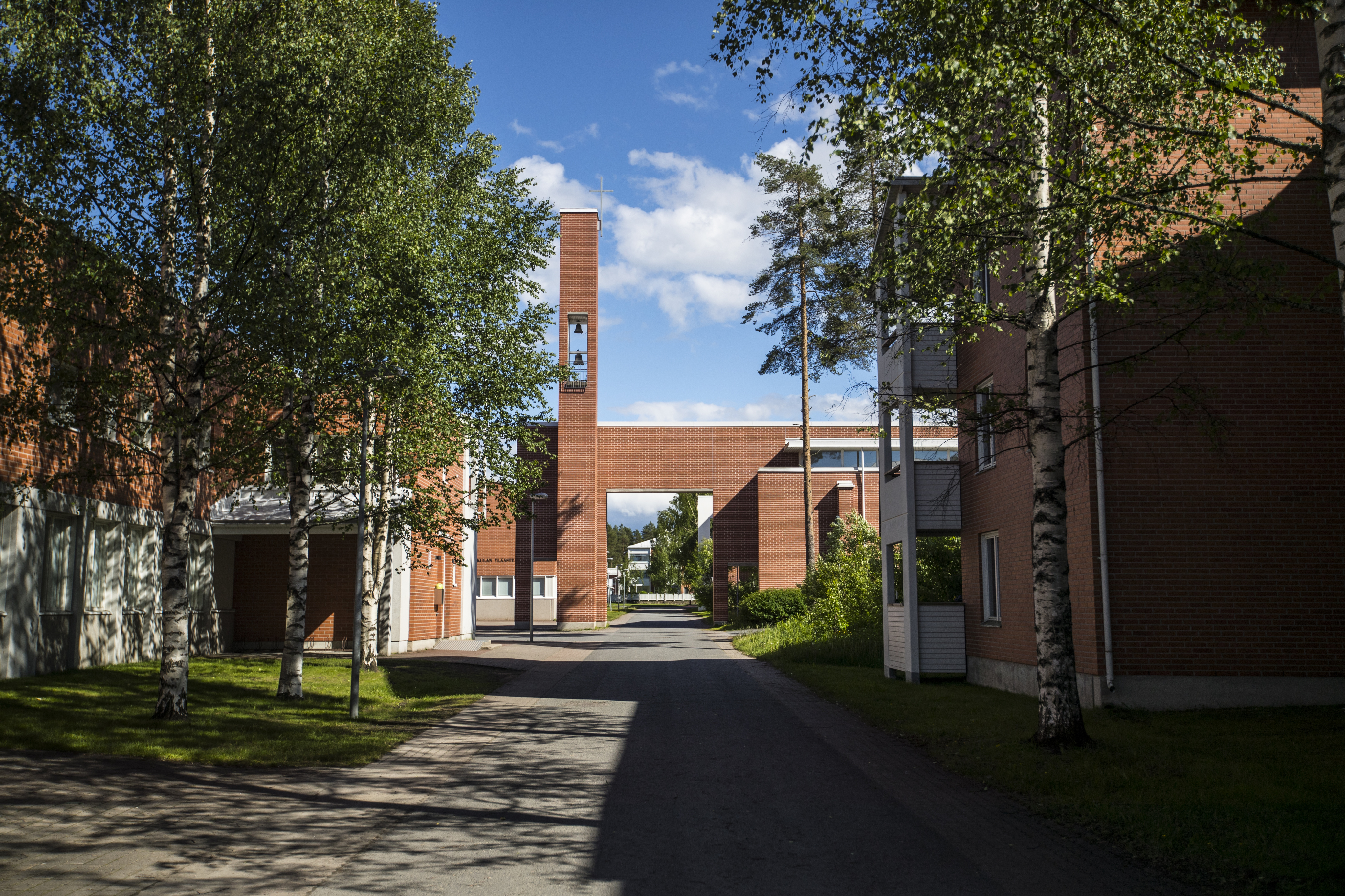 Punatiili ja kesän vihreys yhdistyvät Maikkulassa