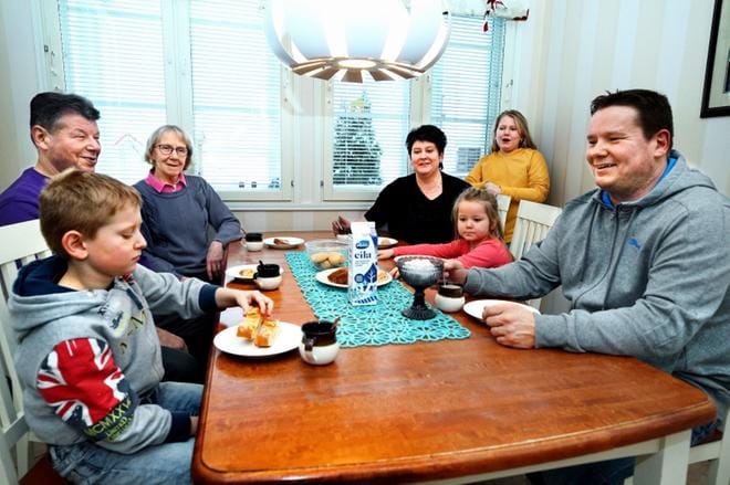Kauhavan Kortesjärvellä, Tyynismaan tilan pihapiirissä asuu kolme sukupolvea: Raimo ja Sinikka Tyynismaa (vasemmalla), heidän poikansa Arto Tyynismaa (oikealla), hänen vaimonsa Hanne Tyynismaa sekä heidän lapsensa Anni, 11 (takana oikealla), Arttu, 9 (edessä vasemmalla), ja Amanda Tyynismaa, 5 (oikealla keskellä). Raimo Tyynismaan isoisä tuli aikoinaan tilalle vävyksi. Tyynismaan suvun johdossa tila on nyt neljättä polvea. Kuvat: Jouko Hänninen