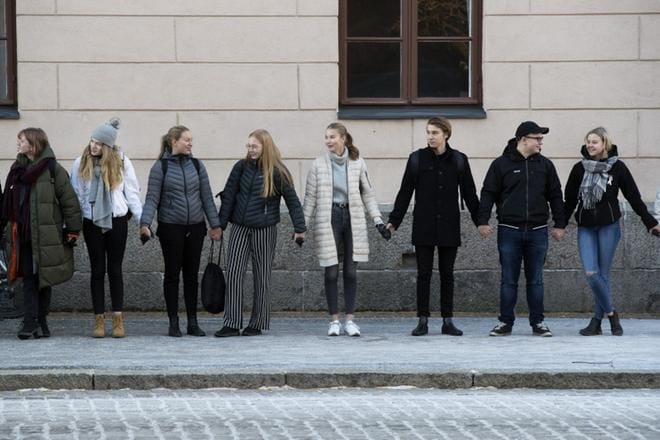 Lukion 400 oppilaasta noin puolet osallistui mielenilmaukseen perjantaina aamupäivällä. He haluavat tempauksellaan osoittaa halukkuutensa vaikuttaa päätöksentekoon. KUVAT: MINNA ANTILA