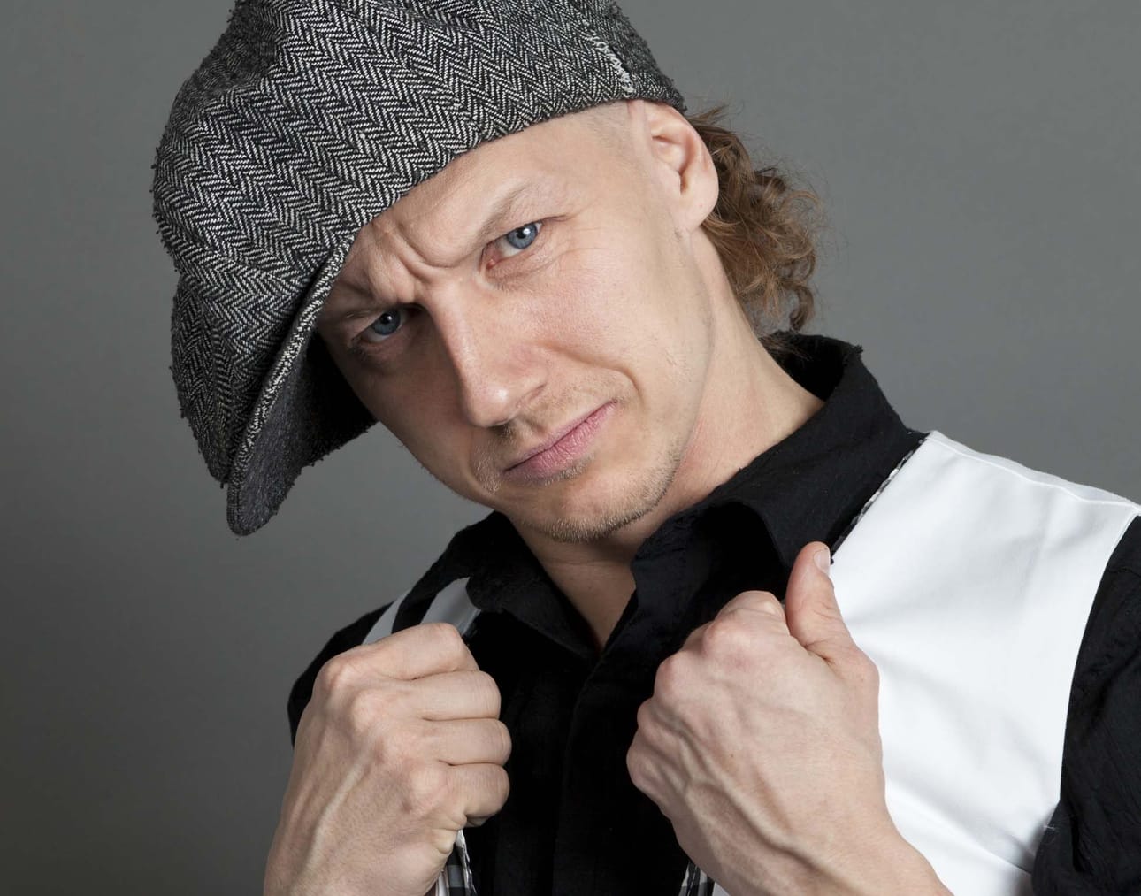 Tanssija Teemu Tuohimaa ohjaa lapsia keskiviikkona Oulussa.
