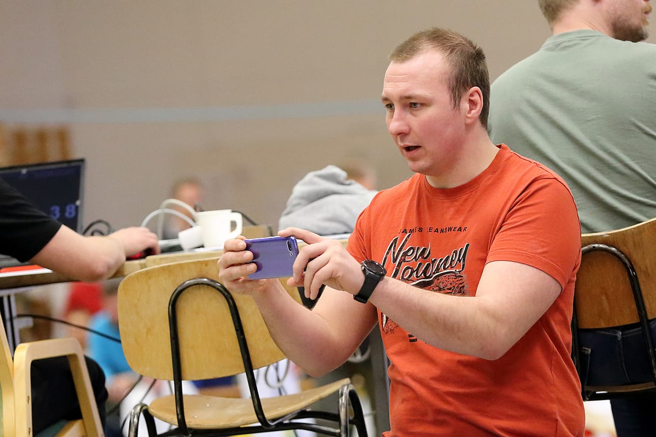 Oulun Judokerhon Tuomas Narva kuvasi otteluista materiaalia seuraaviin treeneihin.
