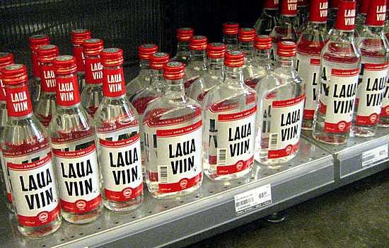 Suosittu pöytäviina 65 kruunulla (4,15 ). Ei ole kallista, uskoo Kaspar Viikna. Myyjä Mart Attemannilta saa satasesta vielä vaihtorahat.