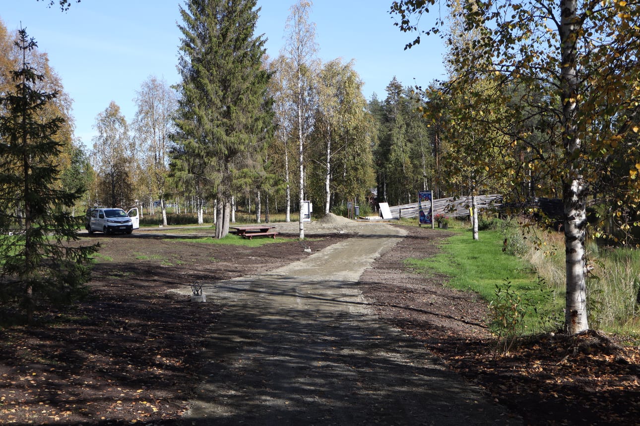 Tämän syksyn aikana Putaanmutkassa käynnissä ovat sähkötyöt ja kävelyreitin jatkaminen Taidesillan takana olevassa saaressa.
