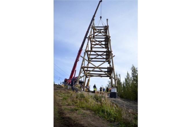 Pystytystalkoot pidettiin viimaisessa syyssäässä. Varsinainen pystyasentoon nosto sujui nopeasti, mutta valmistelutyöt veivät aikaa. Kuva: Markku Turpela