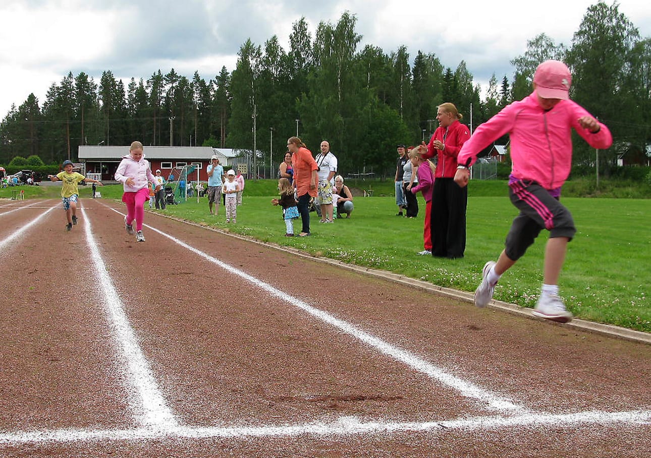 Rannankylän urheilukentällä kilpailtiin myös kesällä 2012. Kuvassa Vilmi Hauta-aho juoksee 40 metriä 7–8-vuotiaiden sarjassa. Arkistokuva.