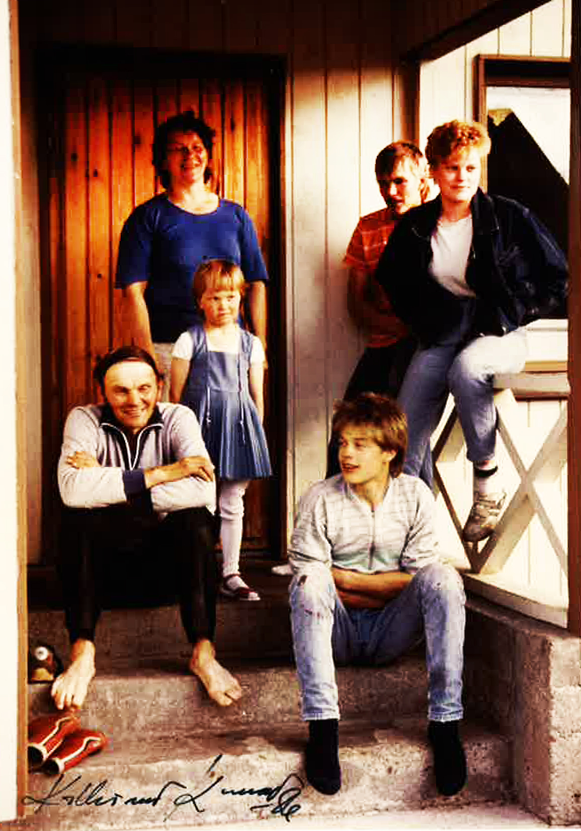 Kuva 3. Riekin talon väkeä panemassa heinää seipäille kesällä 1986. Vasemmalta Teija Kovala, Kyllikki ja Hanna-Mari Riekki, takana Pertti Heiskanen. (Kyllikki Riekin kokoelma).