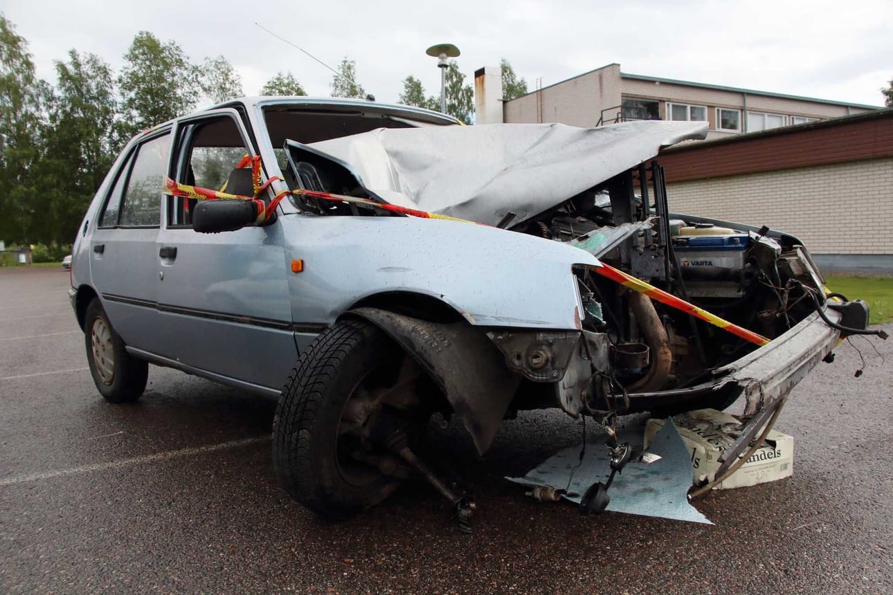 Kolaroitu auto siirrettiin parkkipaikalle. Viikkoja parkkipaikalla seisseestä autosta hävisi rengas ja sirpaleiden määrä lisääntyi. Tiistaina auto siirrettiin pois parkkipaikalta.