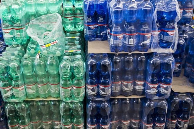 Suurin osa Suomeen tuotavasta kivennäisvedestä tulee Saksasta. Sieltä tuodaan muun muassa Lidlin Saskia-kivennäisvesiä. Kuva: Jouni Porsanger