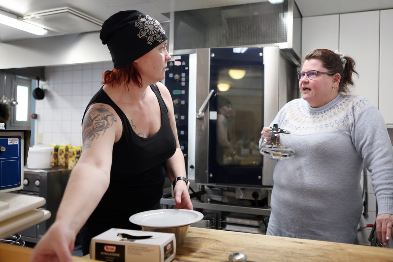 Piia Luosujärvi (etualalla) ja Pauliina Laine kertovat, että kaikki osuuskunnassa työskentelevät lähihoitajat ovat löytäneet uuden työpaikan. He itse eivät ole vielä ehtineet aloitta työnhakua.