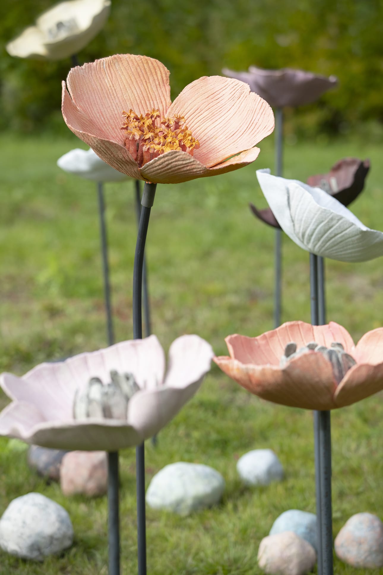 Pentik Paratiisi: Anu Pentikin kaunis unikkopelto levittäytyy gallerian pihamaalle, keramiikka, 2017.