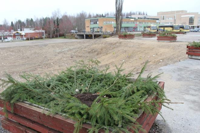 Alavuden kaupungintalon tontti on nyt, purkutyön jälkeen, tyhjillään. Muita lähistön kaupunkikeskustan rakennuksien purkupäätöksiä ei ole tehty. KUVA: REIJO HEIKKILÄ