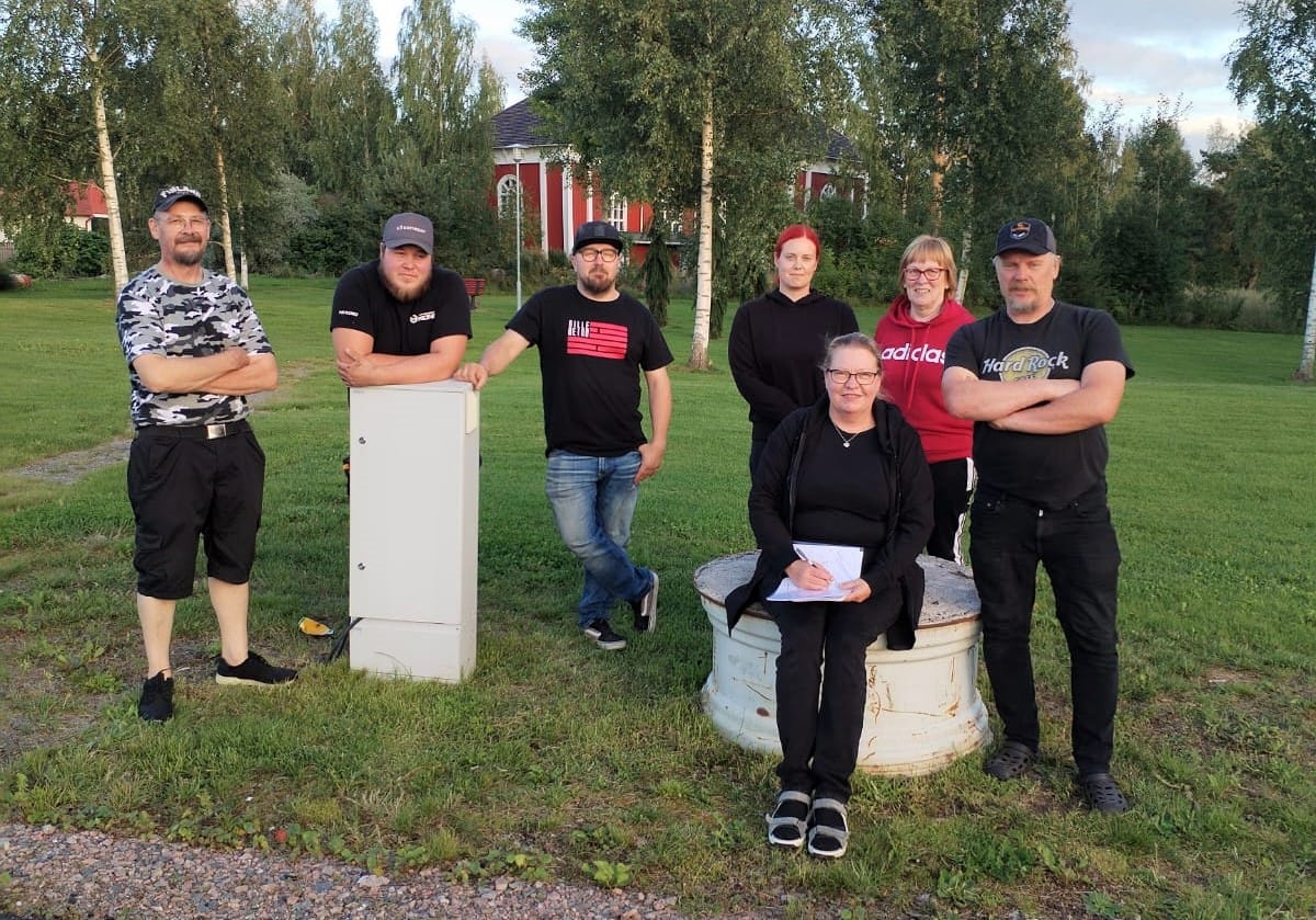 Kortesjärven Yrittäjien porukka eli Jukka Kivenmäki (vas.), Joni-Petteri Huhdanpää, Henri Nyqvist, Henna Ylikoski, Pirkko Ylitalo, Marja-Liisa Pirttinen ja Tapio Salo sekä kuvan ottanut Jouni Lahti ovat markkinoiden valmisteluissa loppusuoralla.