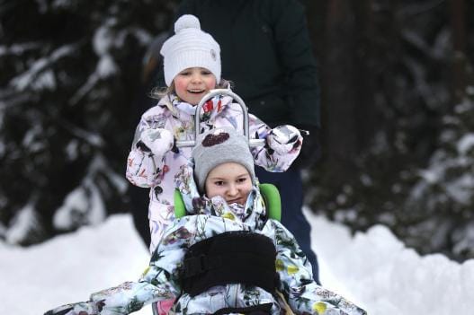 Viisivuotias Lydia Saarijärvi ohjaa kelkalla Minea-siskoaan mäkeä alas. KUVAT: JOUKO HÄNNINEN