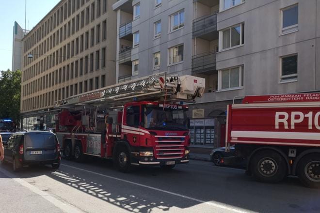 Vaasan Pitkäkatu 32 sijaitsevassa kerrostalossa paloi parveke. Syttymissyystä ei ole vielä tietoa. KUVA: MATTI RINNEKANGAS