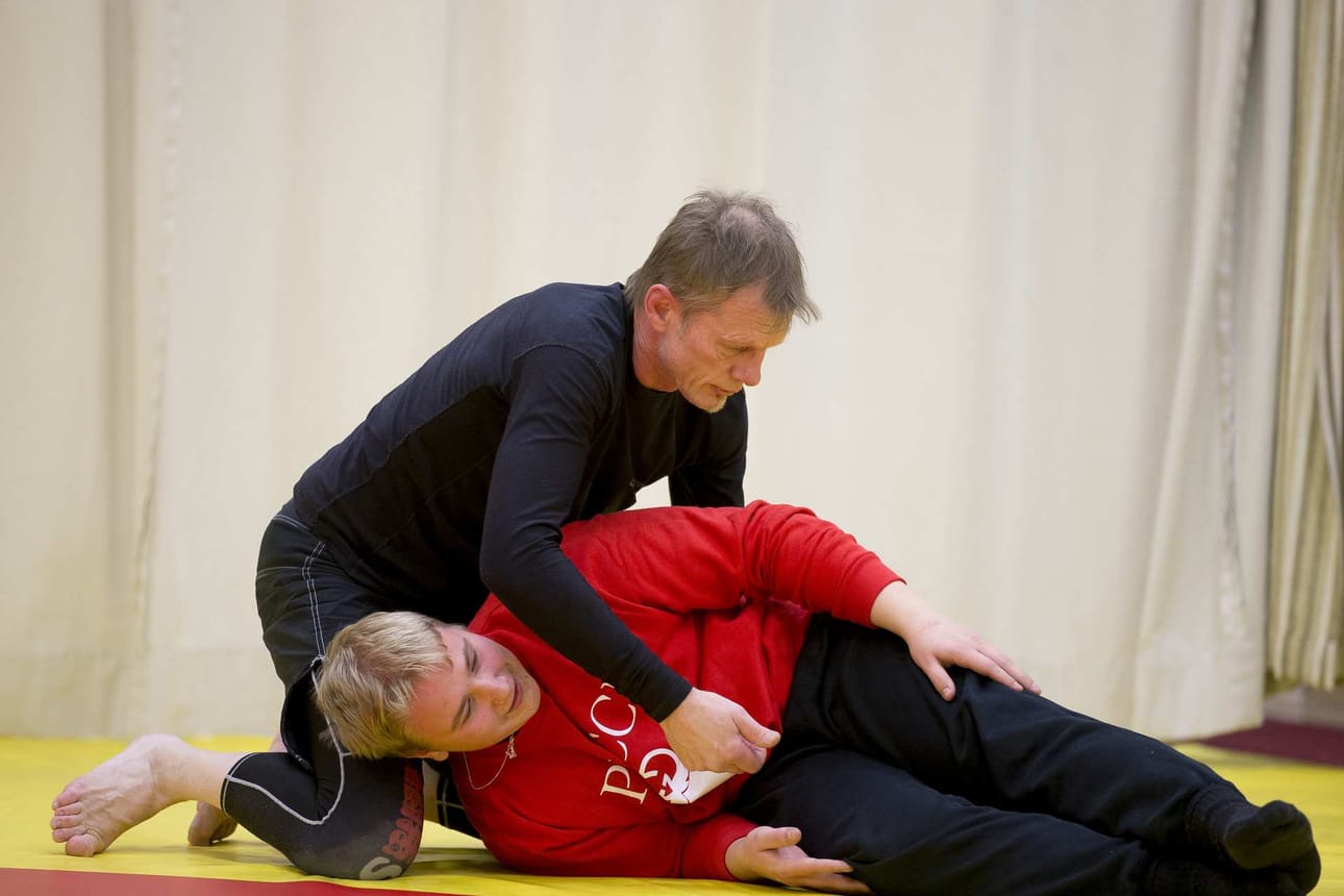Olli Jokelan opastamalle Santeri Sarkkiselle lukkopaini ei ollut ennestään tuttua.