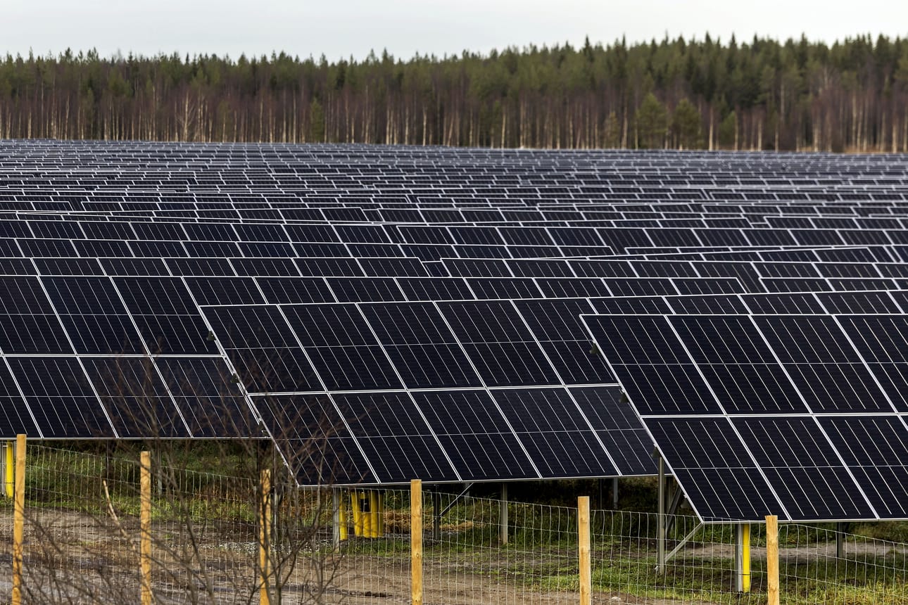 Aurinkovoimaa rakennetaan yhä enemmän myös Lapissa.