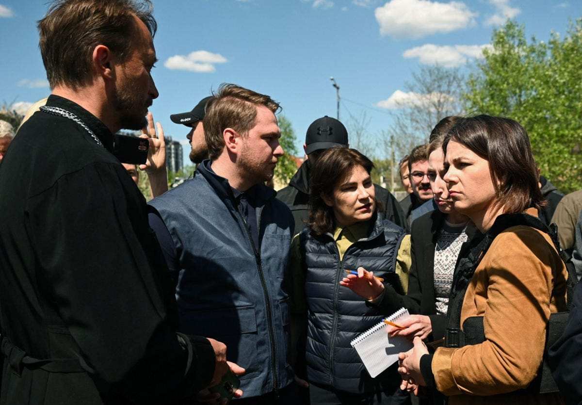 Saksan ulkoministeri Annalena Baerbock (oik.) Ukrainan valtakunnansyyttäjän Iryna Venediktovan (toinen oik.) seurassa Butshassa tiistaina. Lehtikuva/AFP