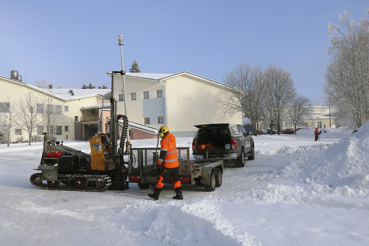 Oulaisten uusi monitoimitalo on tarkoitus rakentaa lukion jatkeeksi. Kevättalvella maaperästä otettiin näytteitä.