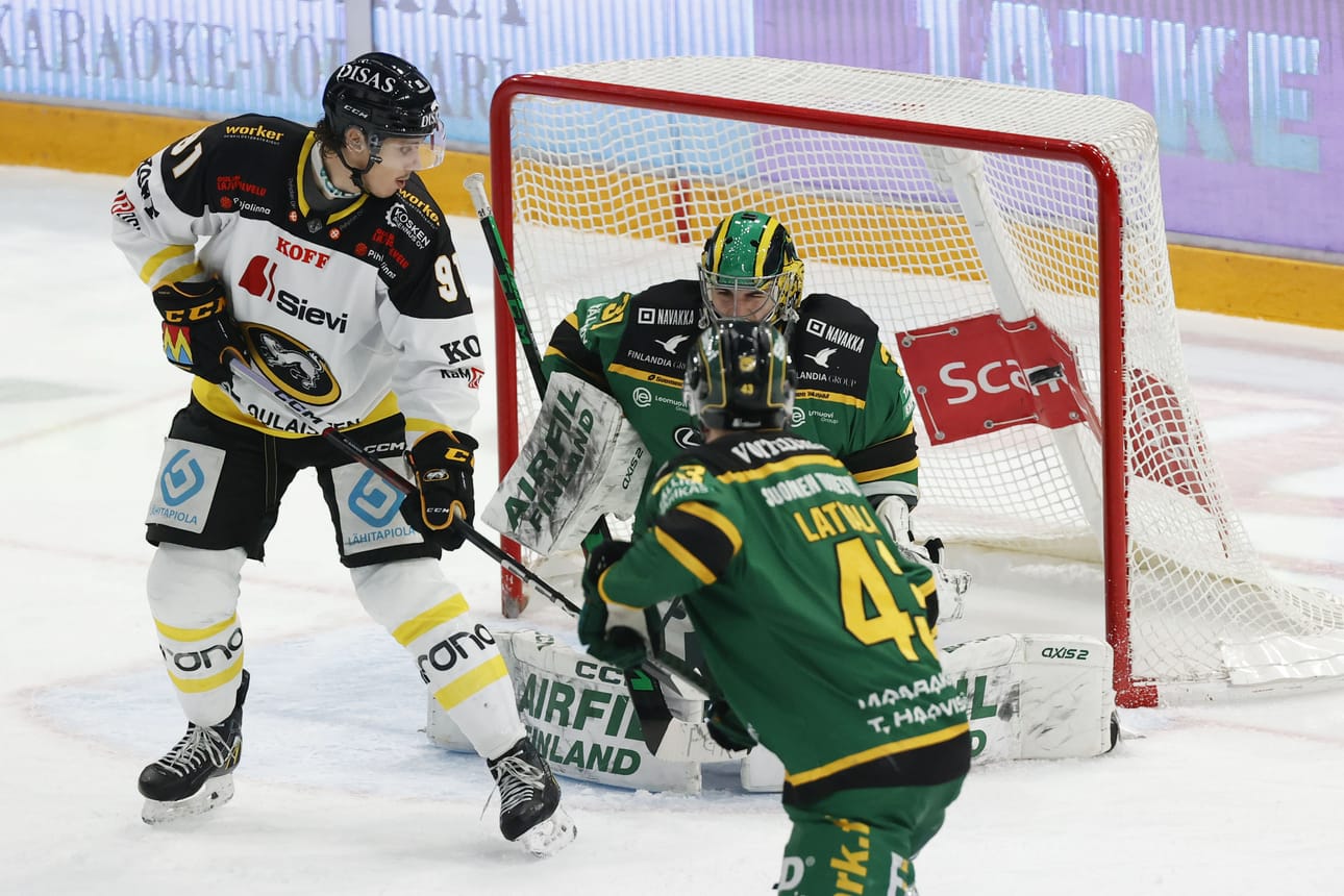 Kärppien hyökkääjä Connor Bunnaman hääräsi Ilveksen maalilla.
