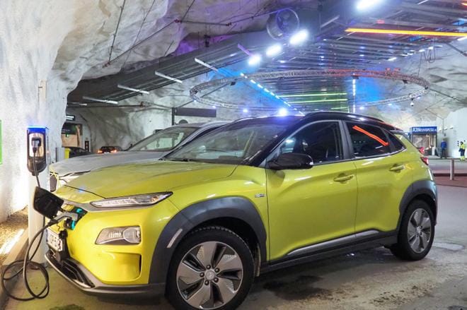 Kona Electricin ulkonäkö, varustelu sekä sisä- ja tavaratilat ovat samaa tasoa kuin perinteisissä Kona-versioissa. Sähköautoon ei saa ajovalopesimiä, kattoluukkua tai -ikkunaa eikä varapyörää. KUVAT: Kari Pitkänen