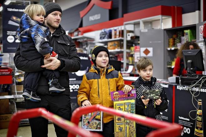Eevert, Rami, Aaro ja Arttu Mannila hakivat uudenvuoden juhlintaa varten ilotulitteita perjantaina. Vanhemmat veljekset saivat valita sunnuntaina isän kanssa paukuteltavat raketit itse. KUVAT: TOMI KOSONEN