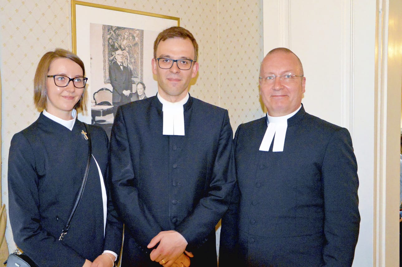 Keskellä Pudasjärven seurakunnan kirkkoherra Timo Liikanen, vasemmalla seurakuntapastori Eva-Maria Mustonen ja oikealla seurakuntapastori Rolf Heikkinen.