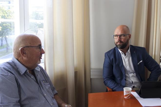 Kuntaliitosselvityksen ohjausryhmän puheenjohtaja Lars Erik Gästgivars (r.) ja varapuheenjohtaja Kim Berg (sd.) haluavat yhä pitää kiinni selvityksen tiukasta aikataulusta. KUVA: ANNE LAURILA