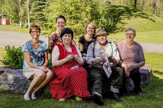 Hautakylän näytelmäporukan Tarja Vuorinen (vas.), Tiina Väliaho, Inkeri Väliaho, Taina Kolunsarka, Hannes Ylätalo ja Aila Rinne ovat jälleen vauhdissa iltamissa 5. heinäkuuta. KUVA: AARRE LÖYTÖMÄKI