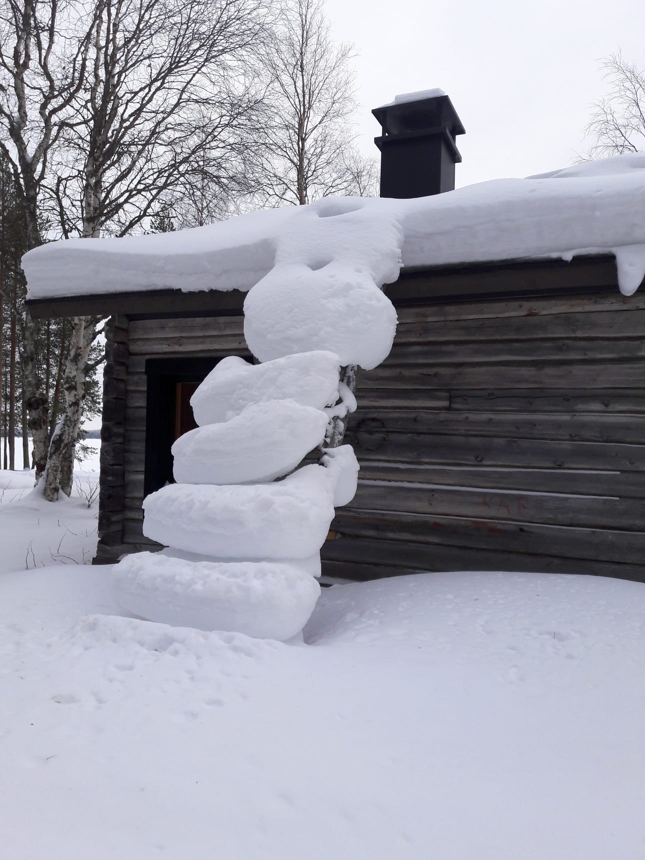 Kaukuanjärven rannalla Posiolla saunan tikapuille on kertynyt valtava lumikuorma, selviää lukijamme Eevi Väisäsen ottamasta kuvasta.