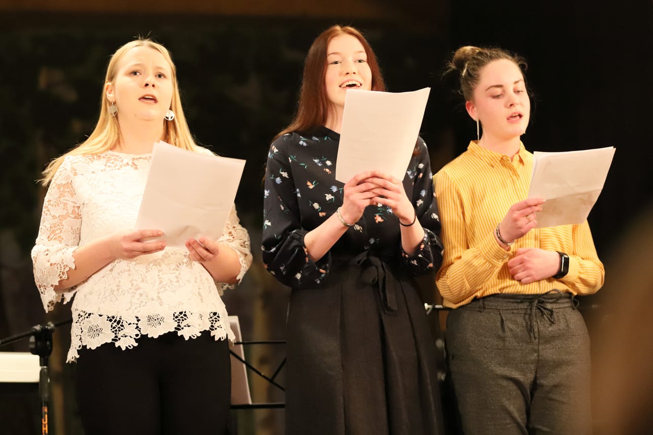 Kaunisääniset Nea Käpylä, Iita Rankinen, Maija Mänttäri esittivät nykymusiikkia ja kansanlauluja.