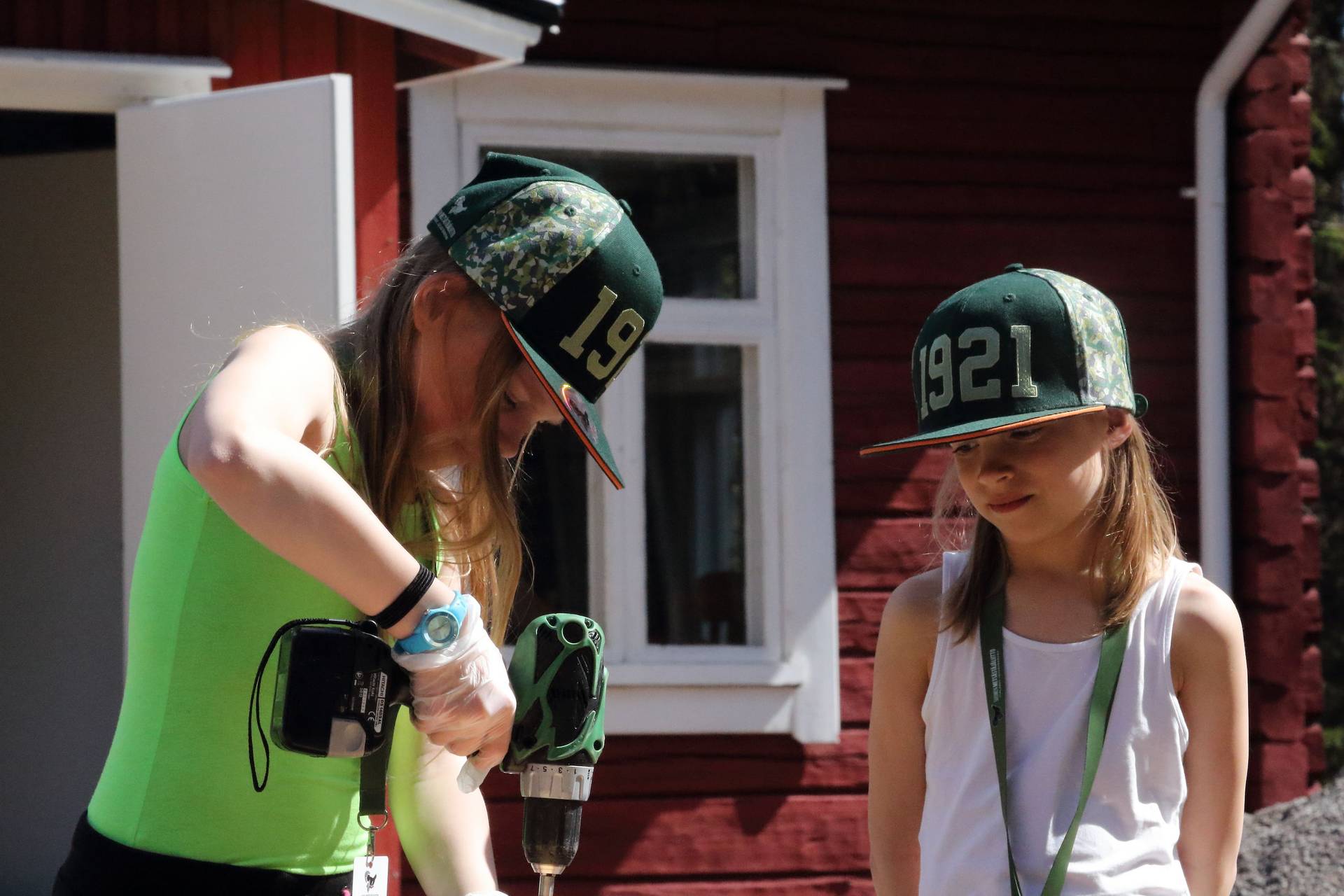 Deena Käräjäoja, 9, ja Riina Hanhisuanto, 10, pitivät leirillä eniten ilma-aseella ampumisesta.