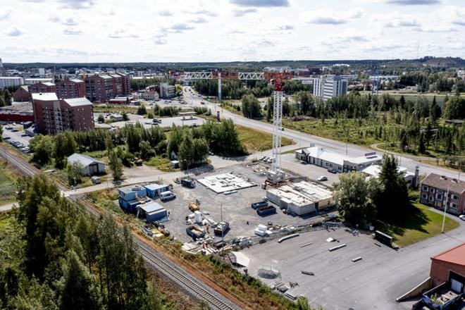 Varikkokadun kerrostalot rakennetaan Rytmikorjaamon viereen. Vaasantien varressa rakennetaan tulevien vuosien aikana paljon, sillä myös Peab aloittaa oman urakkansa Atrian toimitalon vieressä. KUVA: JAAKKO ELENIUS