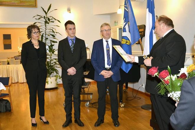 Marja-Leena, Riku ja Heikki Paakkunainen palkittiin Teuvan Vuoden yrittäjinä. Palkintotaulun ojensi yrittäjien puheenjohtaja Ari Ollikkala. KUVA: TANJA NISULA-KOIVISTO