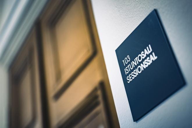 Käräjäoikeuden tuomaria syytetään tuottamuksellisesta virkasalaisuuden rikkomisesta. Syyte liittyy Helsingin käräjäoikeudessa käsiteltyyn laajaan juontaja Axl Smithin salakatselurikosasiaan. Kuvituskuva. KUVA: Mikael Rydenfelt / Arkisto