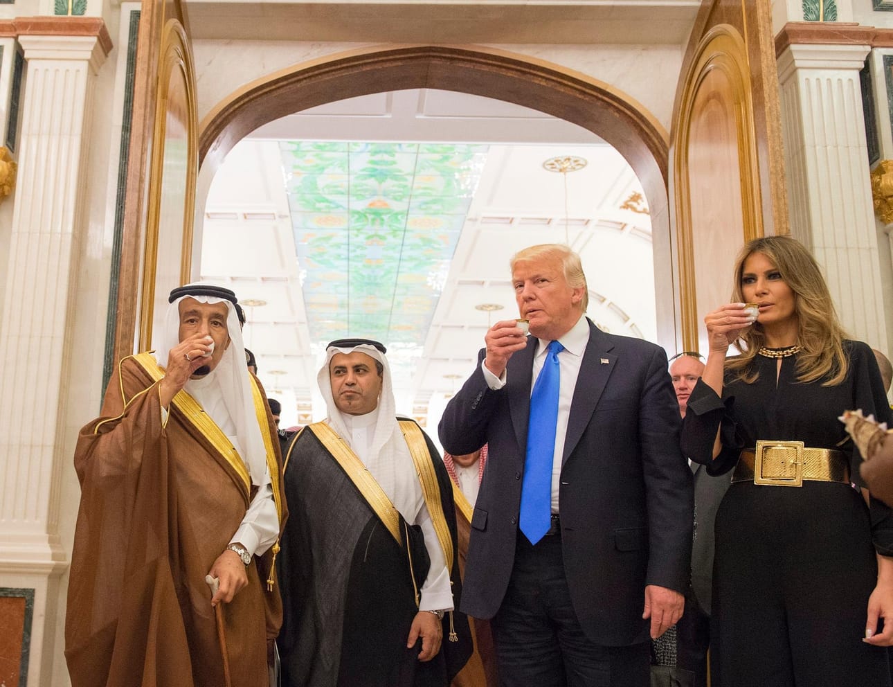 Donald Trumpia ja hänen puolisoaan Melania Trumpia isännöi Saudi-Arabian kuningas Salman (vas.)