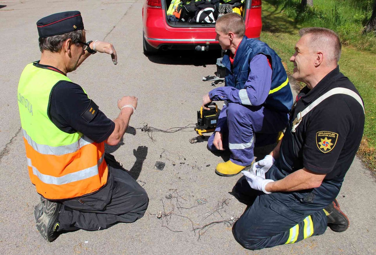 Palontutkijat Hannu Helander (vas.), Urho Karppinen (kesk.) ja Matti Ukonaho tutkivat palon syttymissyytä maanantaina.
