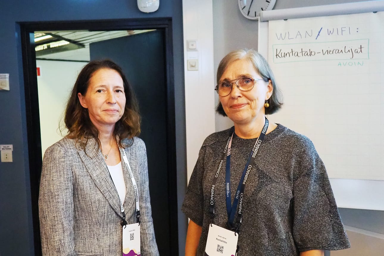 Rakennetun ympäristön lainsäädäntöhankkeita kommentoivat Kuntamarkkinoilla esittelijäneuvos Susanna Wähä(vas.) eduskunnan oikeusasiamiehen kansliasta ja Kuntaliiton yhdyskunta ja ympäristö -yksikön kehittämispäällikkö Anne Jarva.