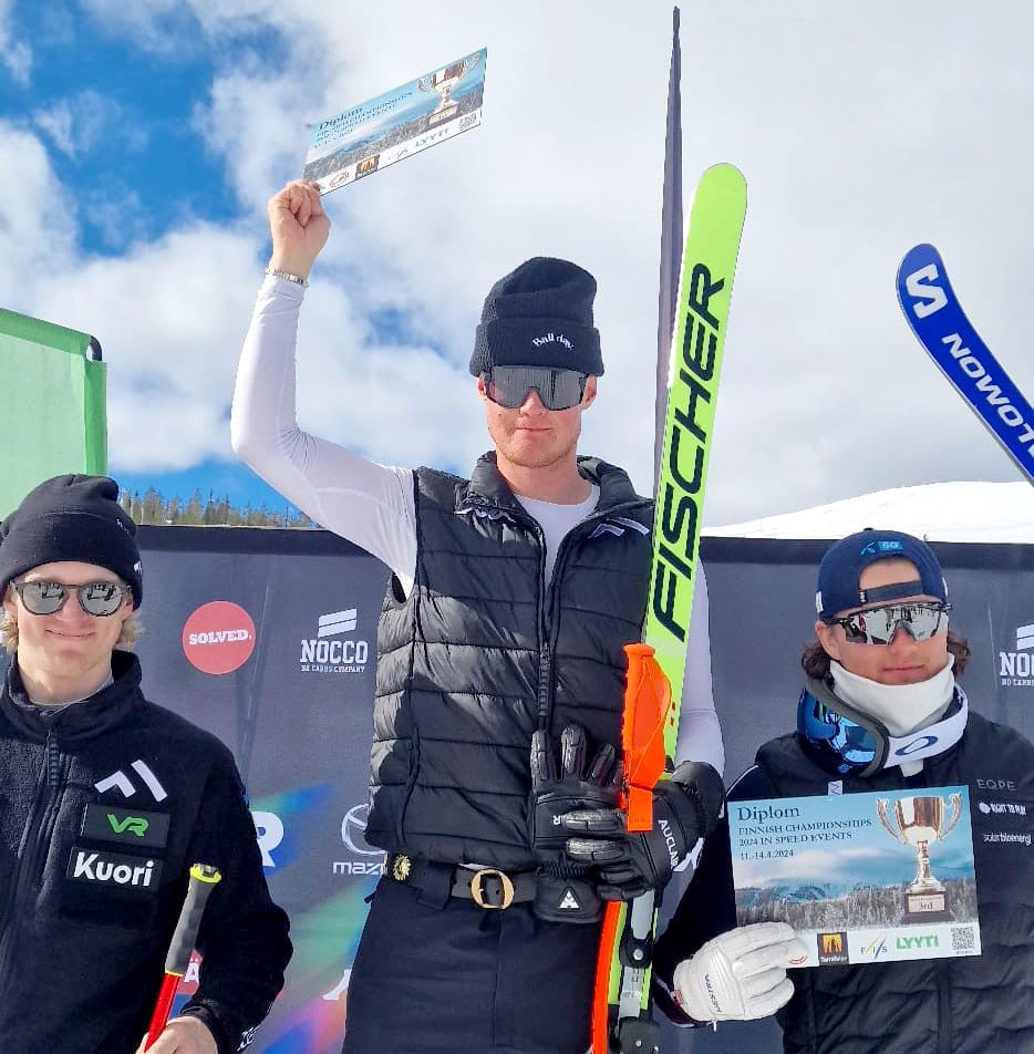 Elian Lehto (kesk.) tuulettelee Suomen mestarina. Jaakko Tapanainen (vas.) syöksyi hopeaa ja Oskar Gustafsson pronssia.
