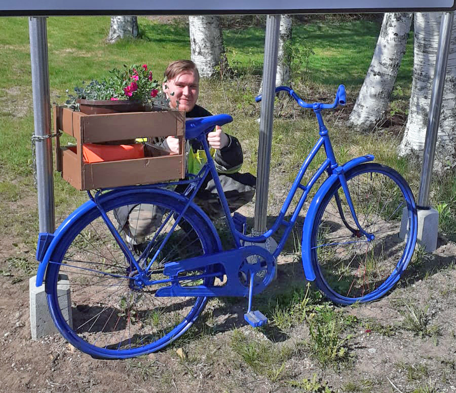 Pyhännän toimintatuvan väki on tänä kesänä tuonut raitin varrelle värikkäät pyörät, joiden kyytiin osa kesäkukista on istutettu. Oskari Rautio ahkeroi pyörien maalarimestarina.