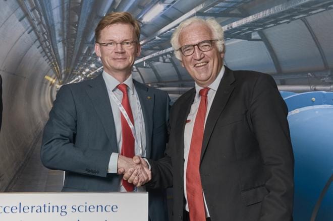 Vaasan yliopisto aloittaa yhteistyön Euroopan hiukkasfysiikan tutkimuskeskus CERN:n kanssa. Kuvassa Vaasan yliopiston rehtori Jari Kuusisto ja Dr Frederick Bordry, CERNin kiihdytin- ja teknologiajohtaja. KUVA: VAASAN YLIOPISTO