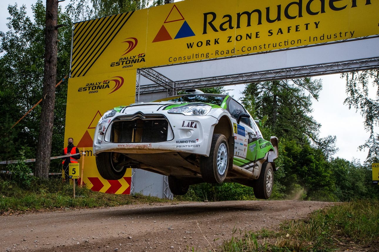 Mika Karppanen starttasi kartturinsa Anne Heinosen kanssa Viron MM-ralliin tavoitteen tulla maaliin niin, ettei ole luokkansa viimeinen. Ralli päättyi kesken tekniikkamurheiden vuoksi.