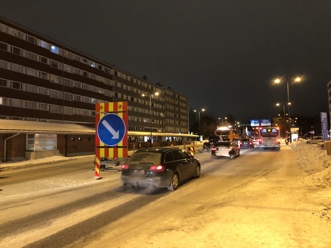 Merikoskenkadulla yksi kaista on ollut suljettuna vesijohdon korjaamisen vuoksi.