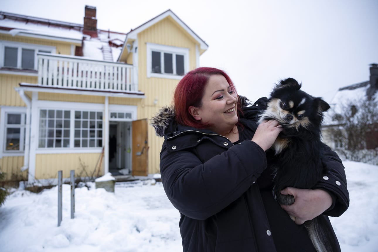 Emilia Hautala asuu yhdessä poikansa ja Tassu-koiransa kanssa lapsuuskodissaan Vaasan Hietalahdessa. Talolla on paljon tunnearvoa, mutta nyt Hautala kokee olevansa valmis muuttamaan jonnekin muualle.
